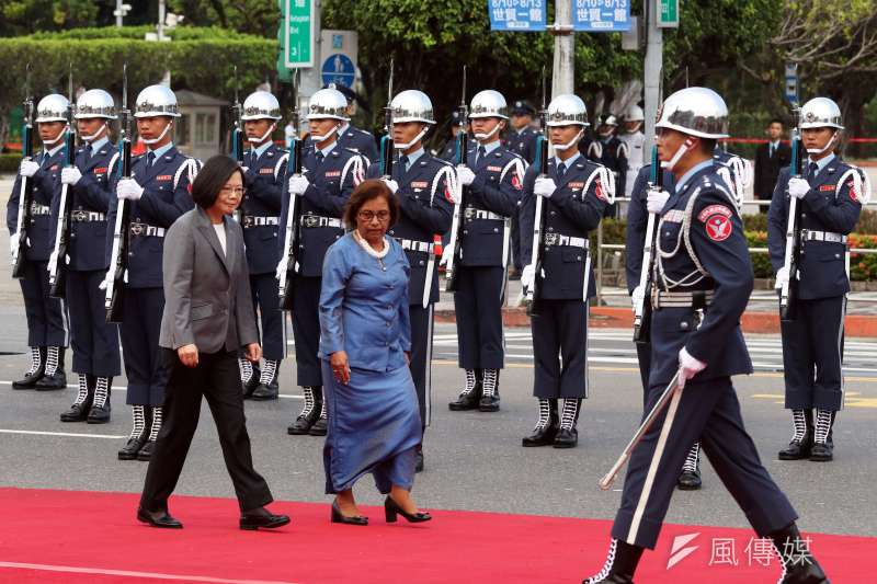 20200610-2018年7月,總統蔡英文於總統府前以隆重軍禮歡迎馬紹爾群島共和國總統海妮訪問,但該次軍禮過程中,禮砲連發生某砲出現不發火情況,雖由下一砲立即補上,計彈手卻因緊張記錯,最後原應鳴放21響變成史無前例的22響。(資料照,蘇仲泓攝) 20200610-2018年7月,總統蔡英文於總統府前以隆重軍禮歡迎馬紹爾群島共和國總統海妮訪問,但該次軍禮過程中,禮砲連發生某砲出現不發火情況,雖由下一砲立即補上,計彈手卻因緊張記錯,最後原應鳴放21響變成史無前例的22響。(資料照,蘇仲泓攝)