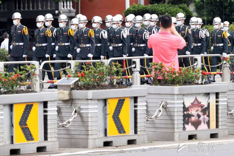 20200610-陸軍禮砲連為我國執行軍禮勤務的專業部隊之一，官兵身著筆挺制服、頭戴銀色頭盔出勤身影，是這個單位的鮮明形象，不過今年因新冠肺炎疫情影響，人員還外加一個口罩，成為特殊的歷史鏡頭。（蘇仲泓攝）