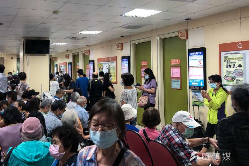 20200619-醫院內部配圖、門診區等候看診的民眾。(陳品佑攝) 20200619-醫院內部配圖、門診區等候看診的民眾。(陳品佑攝)