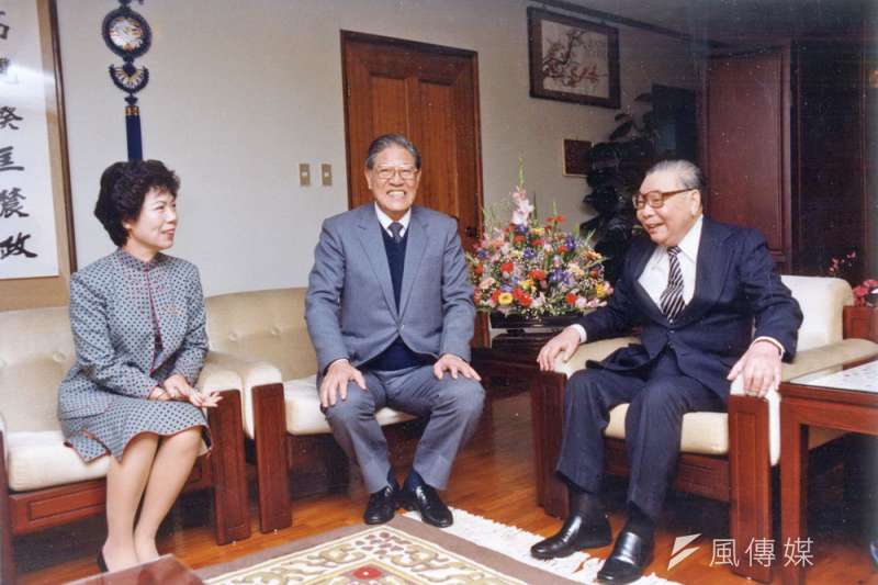 陳儀深說,蔣經國(右)之所以選李登輝(中),很有可能是企圖以提拔李等台籍菁英來回應當時國際對台灣局勢的關切。(新新聞資料照) 陳儀深說,蔣經國(右)之所以選李登輝(中),很有可能是企圖以提拔李等台籍菁英來回應當時國際對台灣局勢的關切。(新新聞資料照)