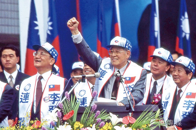 1996年李登輝（右三）參戰台灣首次總統直接民選，並順利當選。（新新聞資料照）