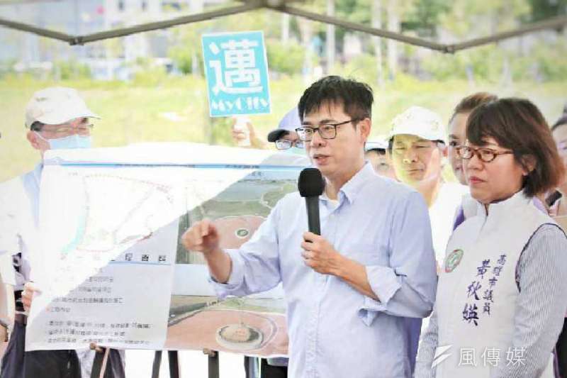 民進黨高雄市長候選人陳其邁至岡山關心典寶溪D區滯洪池進度,希望加速改善梓官橋頭淹水問題。 (圖/徐炳文) 民進黨高雄市長候選人陳其邁至岡山關心典寶溪D區滯洪池進度,希望加速改善梓官橋頭淹水問題。 (圖/徐炳文)
