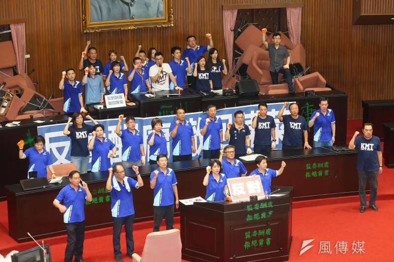 20200629-國民黨29日持續佔領議場,並於議場內噴漆「監委酬庸,拒絕背書」。(顏麟宇攝) 20200629-國民黨29日持續佔領議場,並於議場內噴漆「監委酬庸,拒絕背書」。(顏麟宇攝)