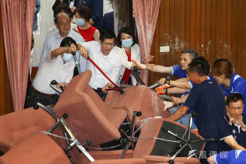 20200629-國民黨立委29日持續佔領議場,民進黨立委使用油壓剪強制清場發生激烈拉扯。(顏麟宇攝) 20200629-國民黨立委29日持續佔領議場,民進黨立委使用油壓剪強制清場發生激烈拉扯。(顏麟宇攝)