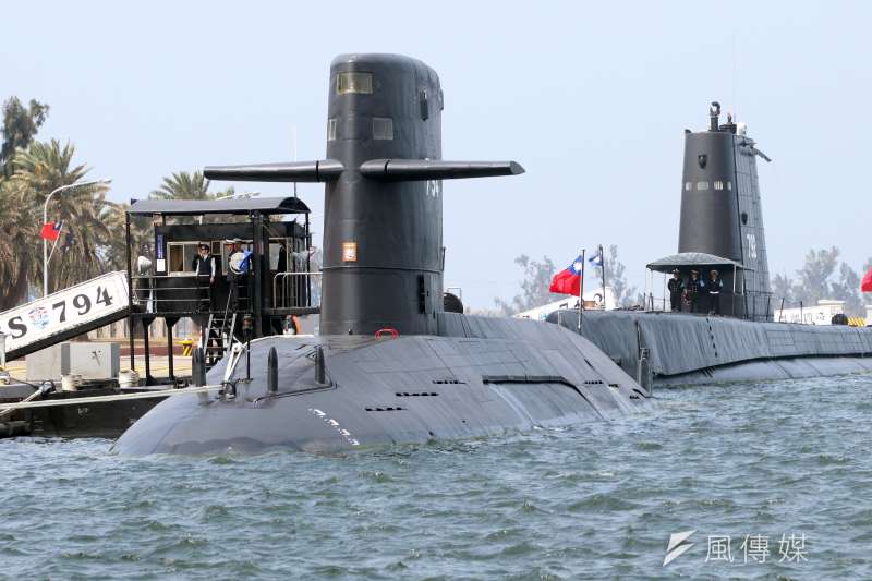 20200630-劍龍級潛艦(前)預計於7月1日在東部海域執行潛艦魚雷實彈射擊。(蘇仲泓攝) 20200630-劍龍級潛艦(前)預計於7月1日在東部海域執行潛艦魚雷實彈射擊。(蘇仲泓攝)