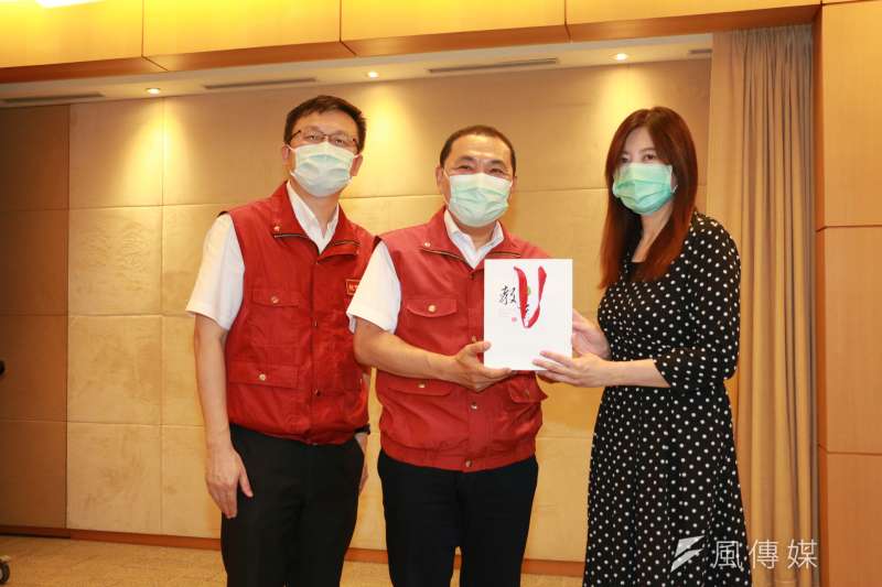 老師代表三民高中國中部柯權祐同學,接受市長侯友宜勉勵。(圖/李梅瑛攝)