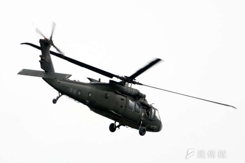 20200729-陸軍航特部原欲將台東豐年機場做為直升機部隊的輪訓基地,消息曝光後,卻面臨來自地方不分藍綠的反對,軍方無奈之餘,只能先以在求得共識前,暫緩實施回應外界。圖為規劃部署至台東的UH-60M黑鷹直升機。(蘇仲泓攝) 20200729-陸軍航特部原欲將台東豐年機場做為直升機部隊的輪訓基地,消息曝光後,卻面臨來自地方不分藍綠的反對,軍方無奈之餘,只能先以在求得共識前,暫緩實施回應外界。圖為規劃部署至台東的UH-60M黑鷹直升機。(蘇仲泓攝)