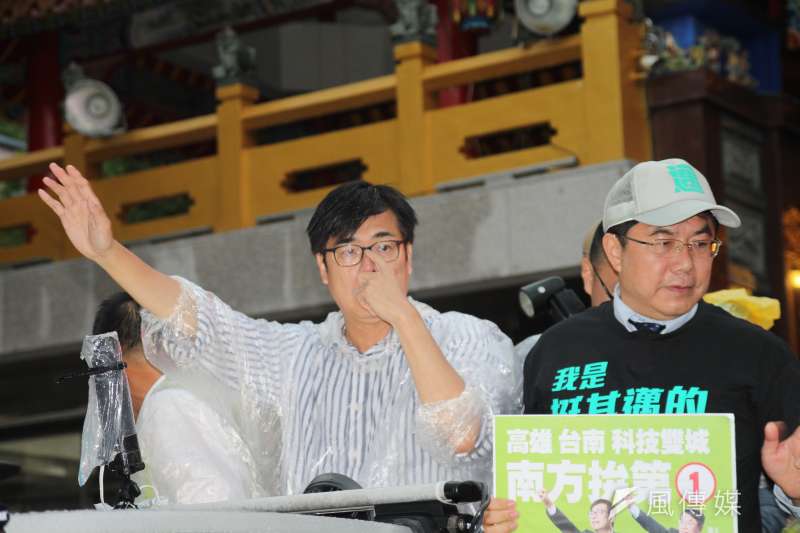 20200813-民進黨高雄市長補選候選人陳其邁(左)13日晚間赴大寮掃街,台南市長黃偉哲也陪同掃街。(黃信維攝) 20200813-民進黨高雄市長補選候選人陳其邁(左)13日晚間赴大寮掃街,台南市長黃偉哲也陪同掃街。(黃信維攝)