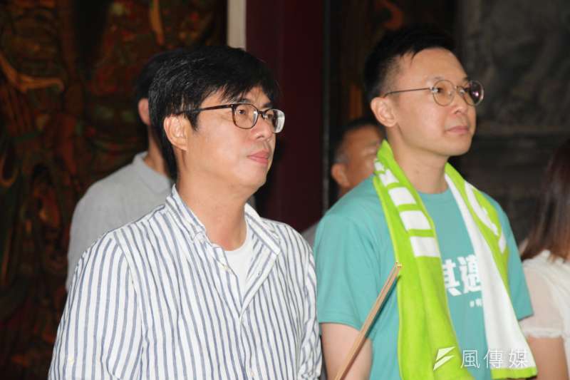20200813-民進黨高雄市長補選候選人陳其邁(左)13日晚間赴大寮掃街,民進黨副秘書長林飛帆(右)也陪同掃街。(黃信維攝) 20200813-民進黨高雄市長補選候選人陳其邁(左)13日晚間赴大寮掃街,民進黨副秘書長林飛帆(右)也陪同掃街。(黃信維攝)