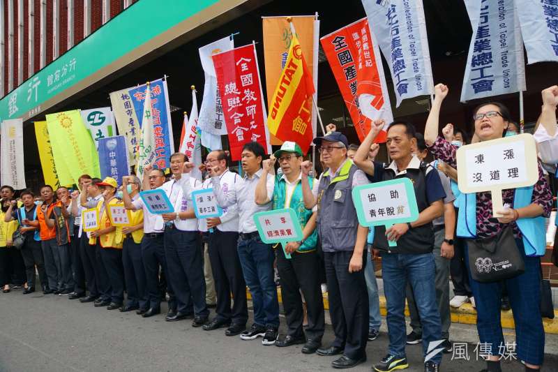 勞團喊出調漲6%的希望。圖為去年召開基本工資審議委員會時勞團於勞動部外表達訴求。（資料照片，盧逸峰攝）