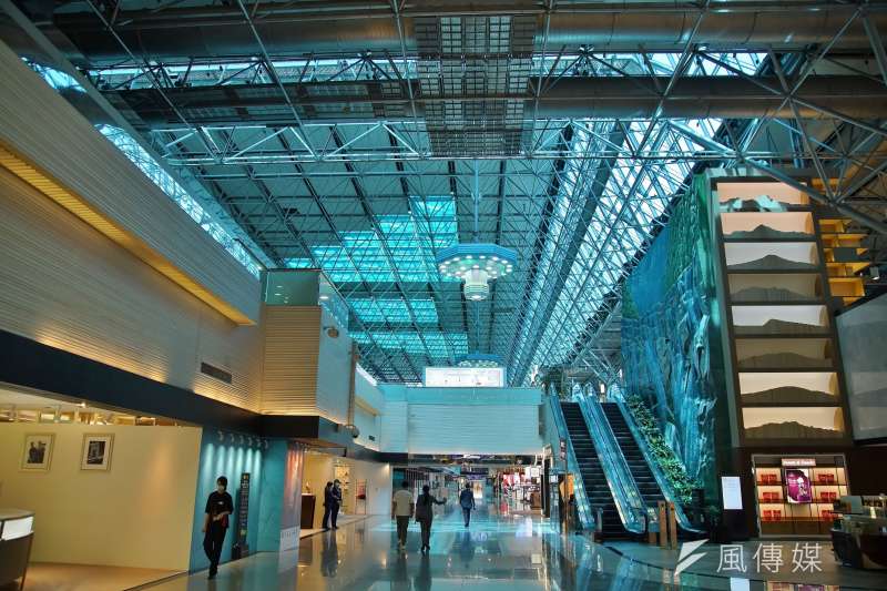 20200830-桃園國際機場一景,受疫情影響航班大幅取消,航廈空蕩蕩。(盧逸峰攝) 20200830-桃園國際機場一景,受疫情影響航班大幅取消,航廈空蕩蕩。(盧逸峰攝)