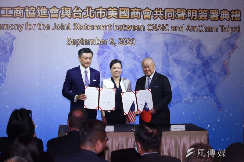 20200909-工商協進會理事長林伯豐(右)與台北市美國商會會長CW Chin(左)簽署共同聲明,中為經濟部長王美花。(蔡親傑攝) 20200909-工商協進會理事長林伯豐(右)與台北市美國商會會長CW Chin(左)簽署共同聲明,中為經濟部長王美花。(蔡親傑攝)