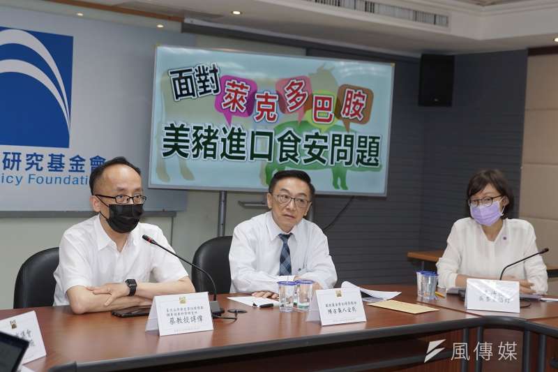 20200911-國家政策研究基金會11日召開「面對萊克多巴胺美豬進口食安問題」座談會,台大公衛教授蔡詩偉(左起)、永續發展組召集人陳宜民等出席。(盧逸峰攝) 20200911-國家政策研究基金會11日召開「面對萊克多巴胺美豬進口食安問題」座談會,台大公衛教授蔡詩偉(左起)、永續發展組召集人陳宜民等出席。(盧逸峰攝)