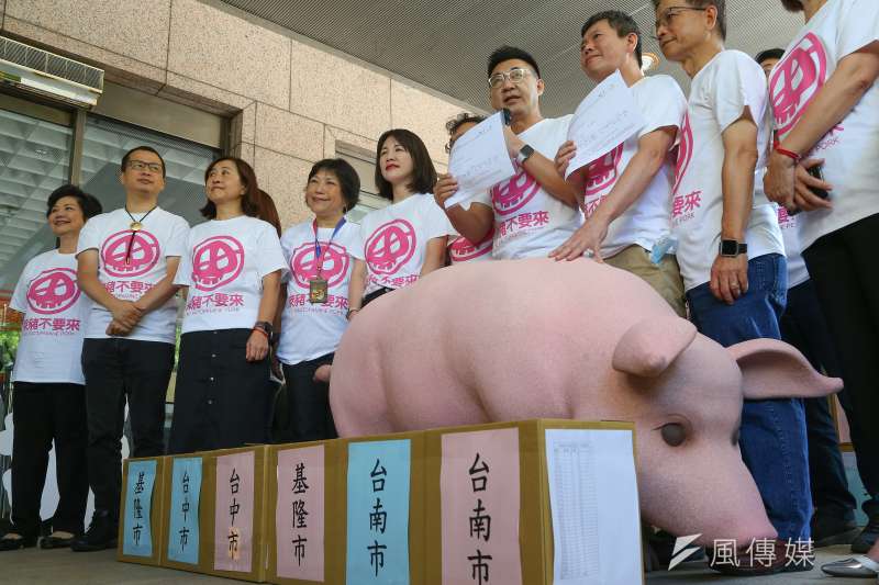 20200923-國民黨主席江啟臣(中)、黨團總召林為洲與黨籍立委23日前往中選會,送交反瘦肉精豬肉及公投綁大選二項公投案第一階段連署書。(顏麟宇攝) 20200923-國民黨主席江啟臣(中)、黨團總召林為洲與黨籍立委23日前往中選會,送交反瘦肉精豬肉及公投綁大選二項公投案第一階段連署書。(顏麟宇攝)