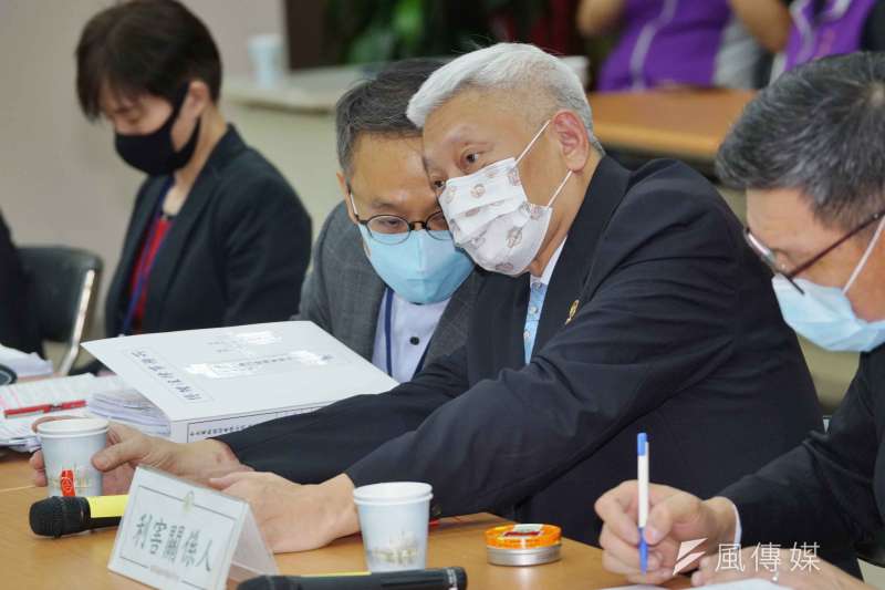 20201026-國家通訊傳播委員會(NCC)26日針對中天新聞台換照案召開聽證會,中天新聞台委任律師方伯勳與旺中集團總裁蔡衍明交談。(盧逸峰攝) 20201026-國家通訊傳播委員會(NCC)26日針對中天新聞台換照案召開聽證會,中天新聞台委任律師方伯勳與旺中集團總裁蔡衍明交談。(盧逸峰攝)