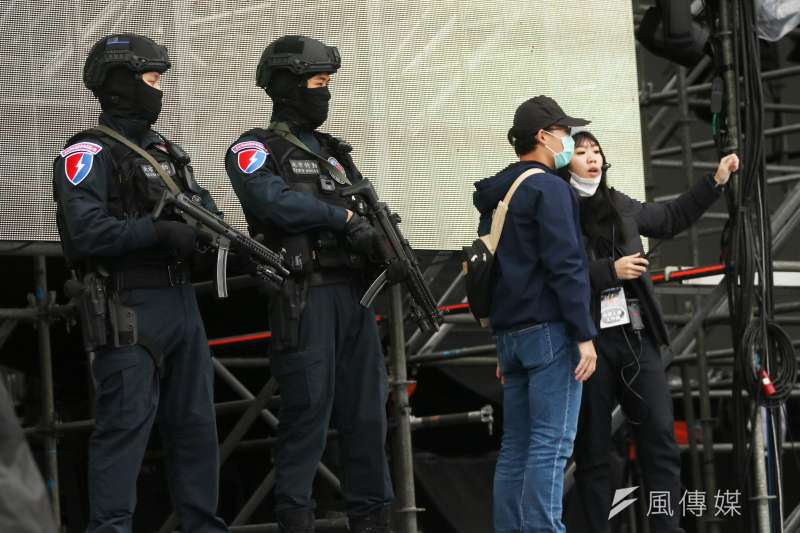 20201230-霹靂小組特警在跨年晚會舞台巡視。(蘇仲泓攝) 20201230-霹靂小組特警在跨年晚會舞台巡視。(蘇仲泓攝)