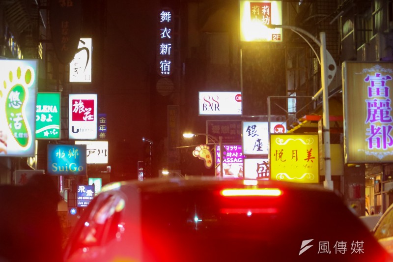 20210112-酒店組工會專題配圖,林森北路,鋼琴酒吧,八大行業,條通,霓虹燈。(顏麟宇攝) 20210112-酒店組工會專題配圖,林森北路,鋼琴酒吧,八大行業,條通,霓虹燈。(顏麟宇攝)