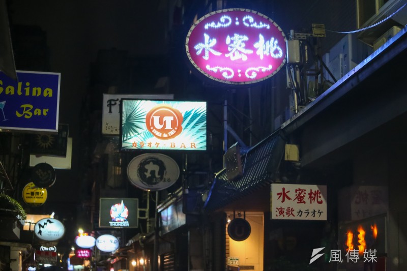 20210112-酒店組工會專題配圖，林森北路，鋼琴酒吧，八大行業，條通，霓虹燈。（顏麟宇攝）