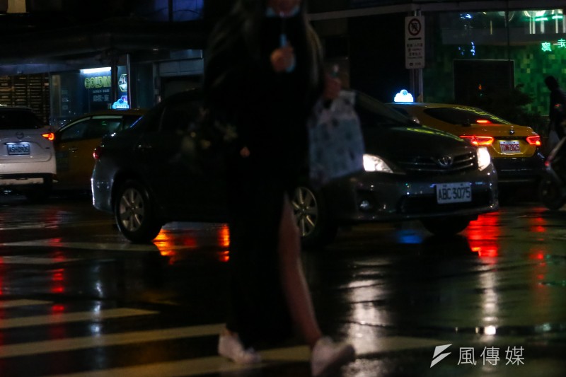 20210112-酒店組工會專題配圖,林森北路,鋼琴酒吧,八大行業,條通,霓虹燈。(顏麟宇攝) 20210112-酒店組工會專題配圖,林森北路,鋼琴酒吧,八大行業,條通,霓虹燈。(顏麟宇攝)