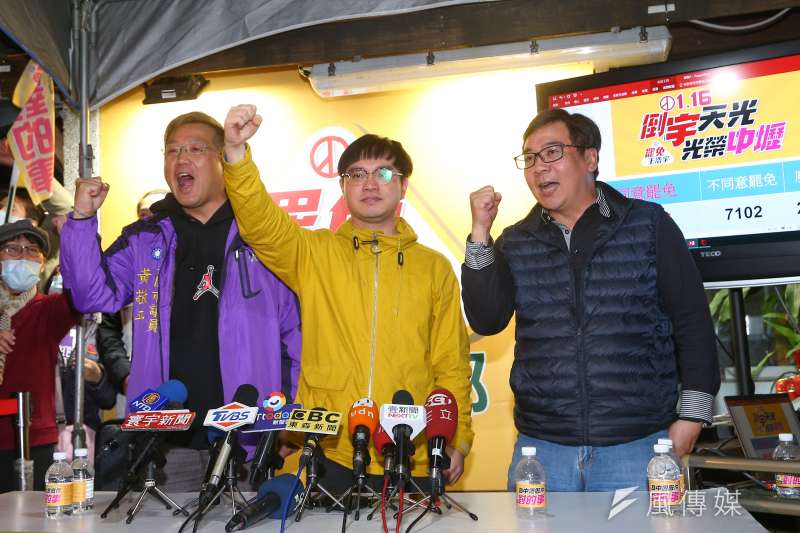 20210116-罷免王浩宇開票現場,罷王發起人唐平榮(中)、桃園市中壢區信義里里長邱仁德(右)。(顏麟宇攝) 20210116-罷免王浩宇開票現場,罷王發起人唐平榮(中)、桃園市中壢區信義里里長邱仁德(右)。(顏麟宇攝)