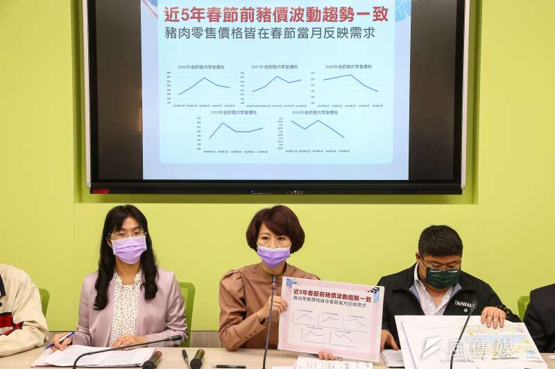 20210126-民進黨立委陳秀寶（左起）、陳亭妃、蔡易餘26日召開「疫情因素飼料原料漲，穩定豬價應超前部署」記者會。（顏麟宇攝）