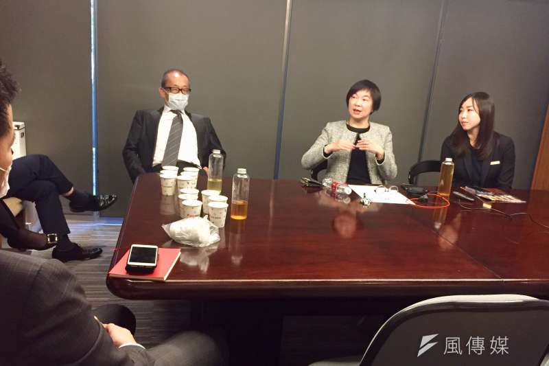 晶華國際酒店集團董事長潘思亮(左)推出Regent Talks,與主管對談,進行經驗分享,員工透過視訊觀看。1月18日由台南晶英總經理李靖文(中)分享。謝錦芳攝。 晶華國際酒店集團董事長潘思亮(左)推出Regent Talks,與主管對談,進行經驗分享,員工透過視訊觀看。1月18日由台南晶英總經理李靖文(中)分享。謝錦芳攝。
