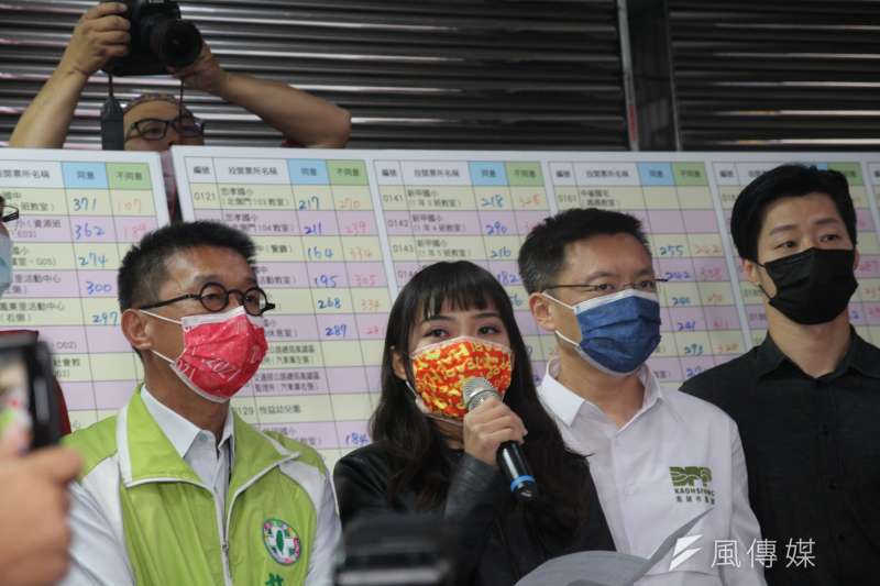 無黨籍高雄市議員黃捷（中）罷免案結束，她也通過考驗，續任高雄市議員。（黃信維攝）