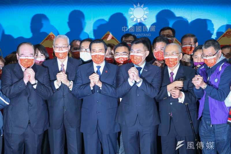 20210217-國民黨主席江啟臣(右三)、前總統馬英九(左三)、前副總統吳敦義 (左二)等人17日出席國民黨新春團拜。(顏麟宇攝) 20210217-國民黨主席江啟臣(右三)、前總統馬英九(左三)、前副總統吳敦義 (左二)等人17日出席國民黨新春團拜。(顏麟宇攝)