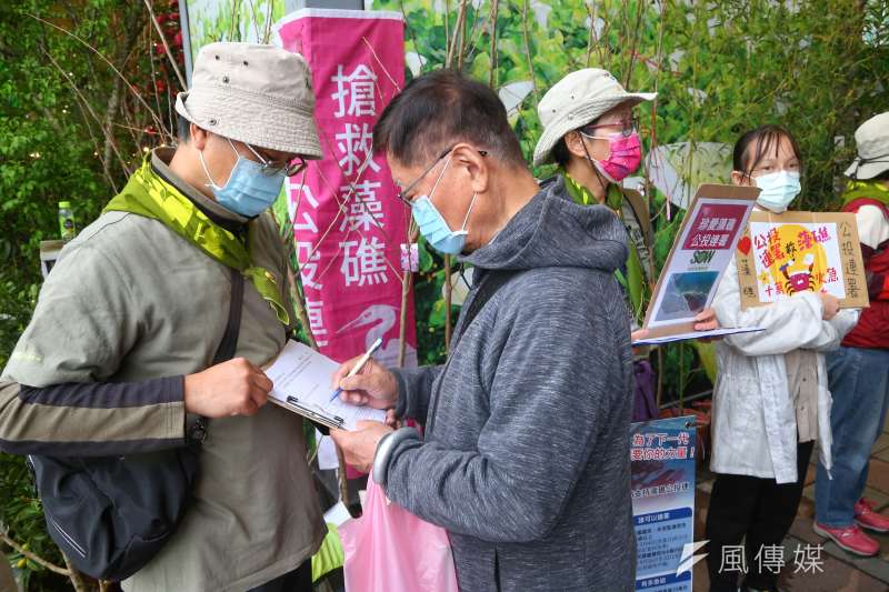 環團呼籲開發單位的所有海事工程應立即停工，避免對藻礁生態系造成不可逆的傷害。圖為公投團體於建國花市外擺攤。（資料照，顏麟宇攝）