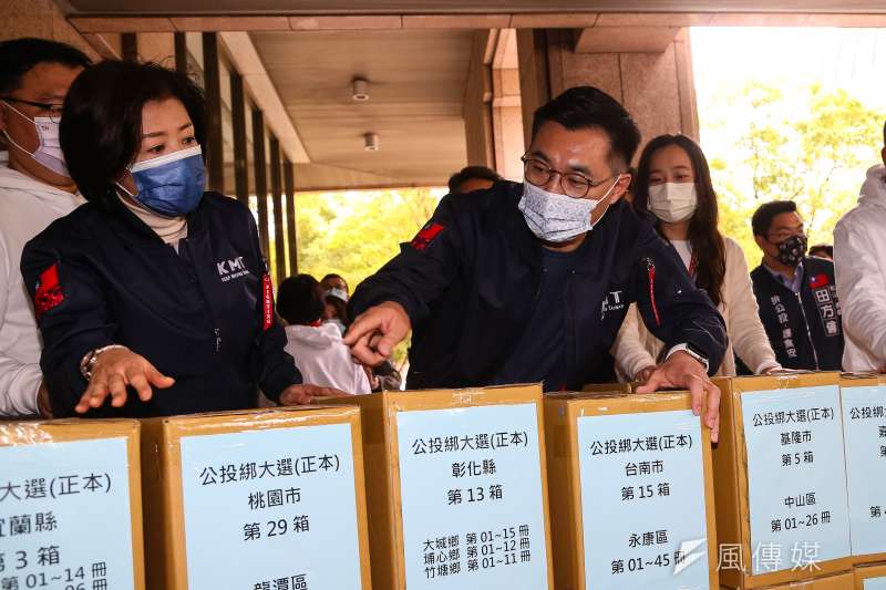 20210309-國民黨主席江啟臣(中)9日將反萊豬、公投綁大選兩項公投案送件至中選會。(顏麟宇攝) 20210309-國民黨主席江啟臣(中)9日將反萊豬、公投綁大選兩項公投案送件至中選會。(顏麟宇攝)