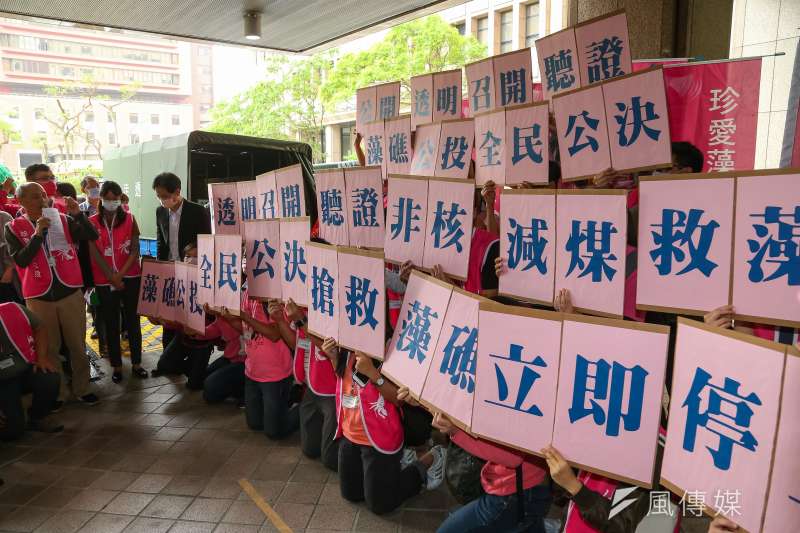 20210318-珍愛藻礁公投連署小組18日至中選會送交70萬份連署書。(顏麟宇攝) 20210318-珍愛藻礁公投連署小組18日至中選會送交70萬份連署書。(顏麟宇攝)