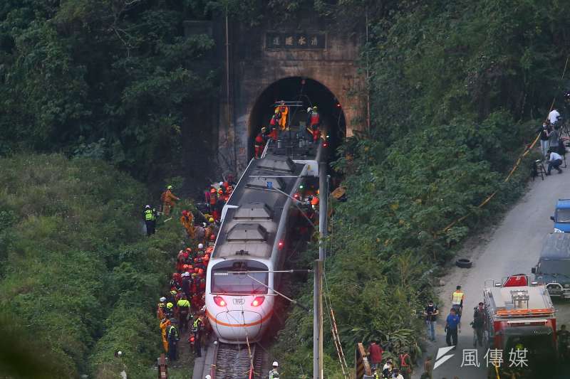 行政院會22日通過《刑法》修正草案，增訂過失致死情節重大且致3人以上死亡，最重得判10年有期徒刑。圖為台鐵太魯閣號出軌事故列車。（資料照，顏麟宇攝）