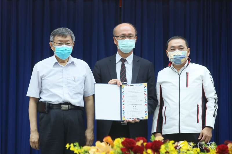 20210507-臺北市長柯文哲(左)與新北市長侯友宜(右)7日出席2025雙北世界壯年運動會組織委員會成立大會,兩人頒發委員證書。(柯承惠攝) 20210507-臺北市長柯文哲(左)與新北市長侯友宜(右)7日出席2025雙北世界壯年運動會組織委員會成立大會,兩人頒發委員證書。(柯承惠攝)