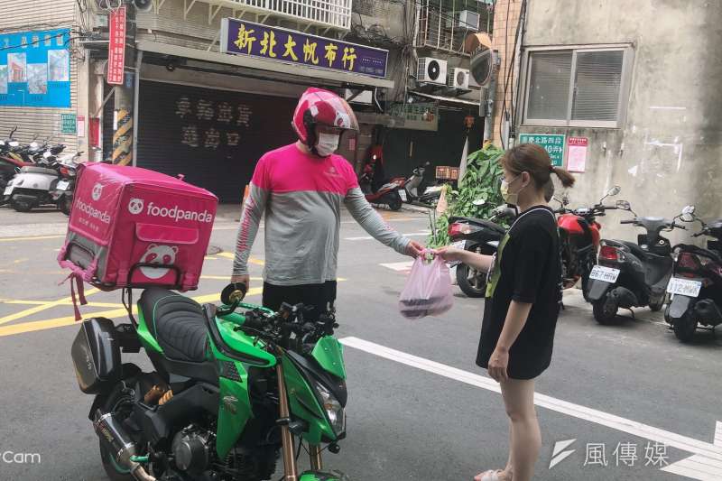 Uber Eats已關閉現金支付;foodpanda提供優惠鼓勵線上支付。(圖/陳又嘉)