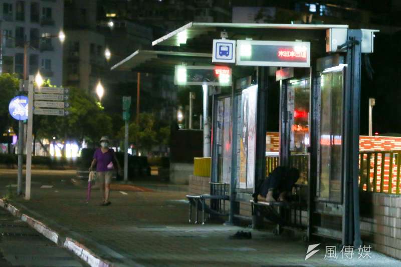 20210529-萬華街友遊民橫躺於公車站牌休息。(顏麟宇攝) 20210529-萬華街友遊民橫躺於公車站牌休息。(顏麟宇攝)