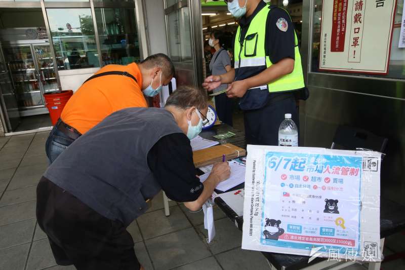 台灣新冠肺炎三級警戒，市場實施分流管制。(示意圖，柯承惠攝)