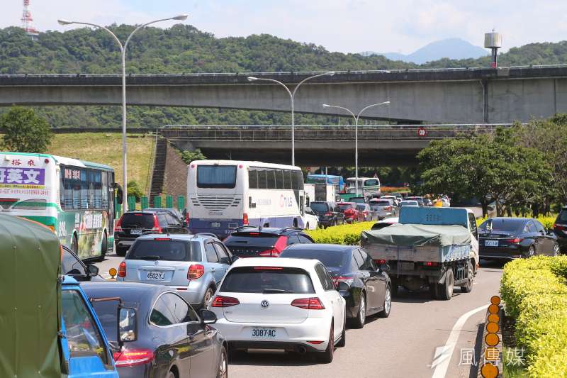 國道實施匝道儀控，導致車流嚴重回堵，出現大塞車場面。（顏麟宇攝）