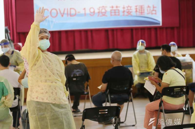 20210623-新北市聯合醫院醫護人員23日為民眾施打疫苗。(柯承惠攝) 20210623-新北市聯合醫院醫護人員23日為民眾施打疫苗。(柯承惠攝)