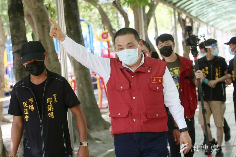 20210705-新北市機動快篩隊5日至樹林區博愛街市場為攤商篩檢,新北市長侯友宜到場視察。(柯承惠攝) 20210705-新北市機動快篩隊5日至樹林區博愛街市場為攤商篩檢,新北市長侯友宜到場視察。(柯承惠攝)