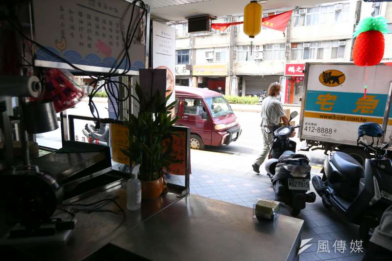 20210709-萬華疫情專題配圖,蔴油李,停業歇業,宅配外送,黑貓宅急便。(顏麟宇攝) 20210709-萬華疫情專題配圖,蔴油李,停業歇業,宅配外送,黑貓宅急便。(顏麟宇攝)