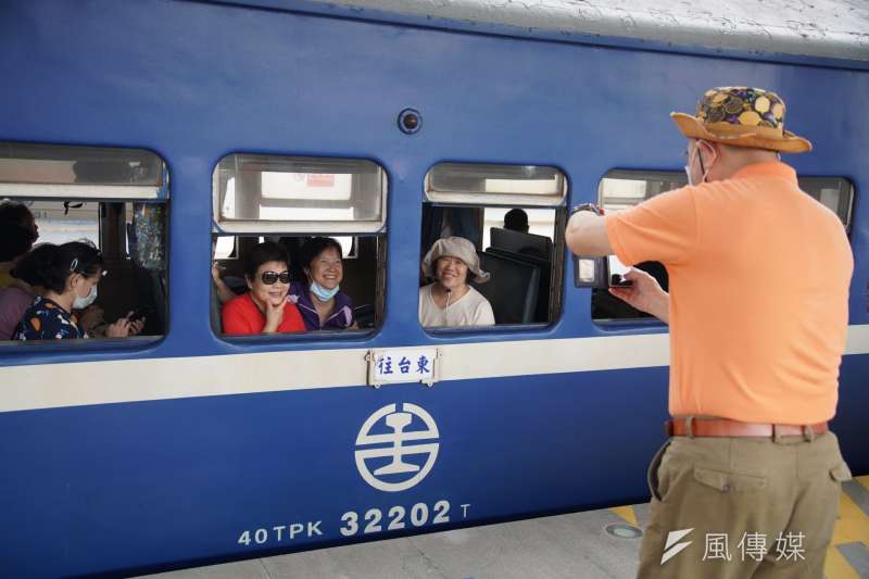 「藍皮」普快車隨著南迴線電氣化通車停駛，現將以「藍皮解憂號」觀光列車模式重新復出。（盧逸峰攝）