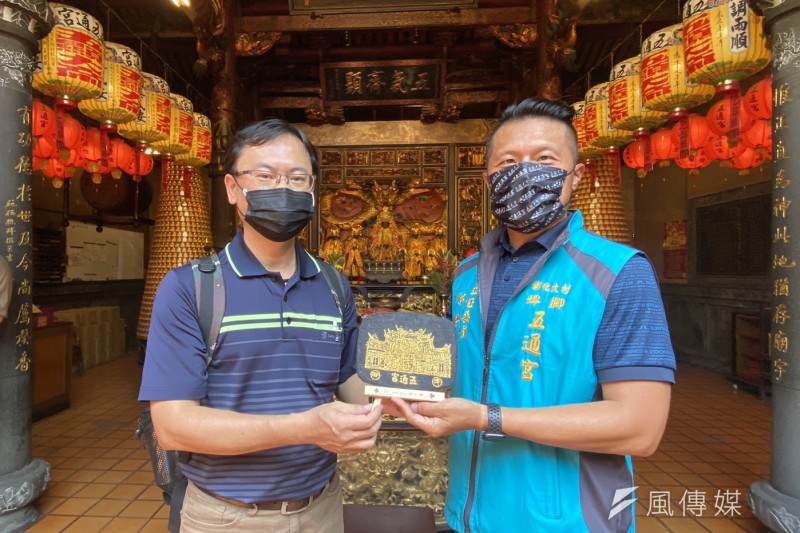 新興社區跟朝陽科大工業設計系合作,將廢棄葡萄藤作成另類文創商品-畫有五通宮圖樣的桌上飾品。(圖/記者王秀禾攝)