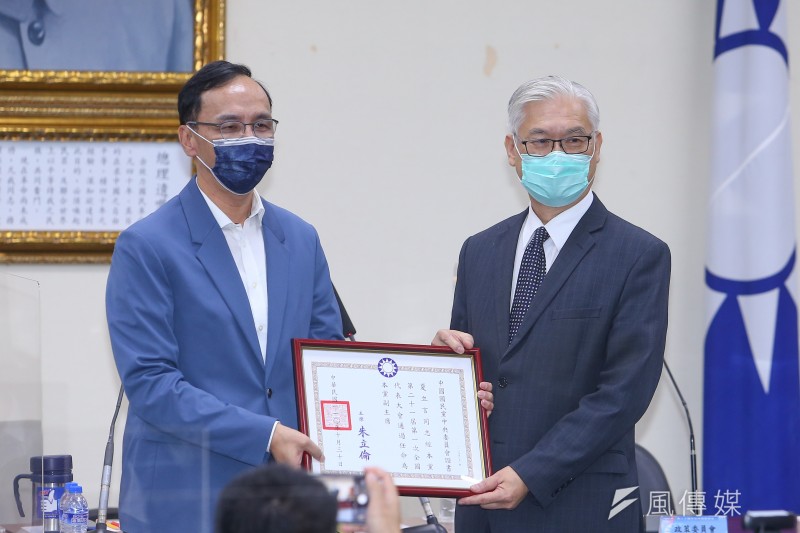 在中共軍演擾台之際,國民黨主席朱立倫(左)指派國民黨副主席夏立言(右)赴陸,引發黨內外人士撻伐。(資料照,顏麟宇攝)
