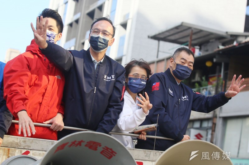 國民黨主席朱立倫14日表示，國民黨有國民黨的立場，在野黨有在野黨的天職，必須對鴨霸民進黨的所做所為提出看法，和人民站在一起。（柯承惠攝）