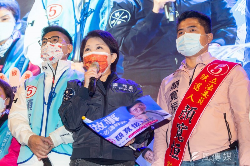 台中立委補選，候選人顏寬恒（右）舉辦選前之夜晚會，台中市長盧秀燕（中）現身力挺。（蔡親傑攝）