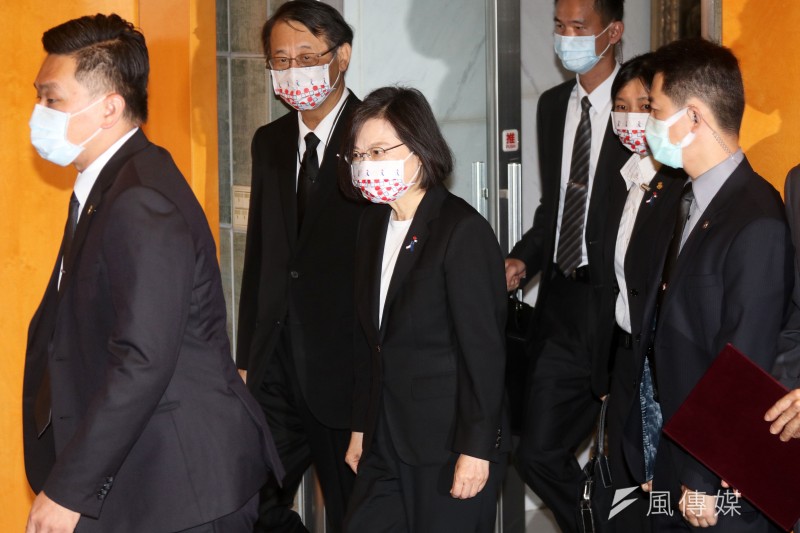 日本前首相安倍晉三遭槍擊身亡,連動我國內安維規格。總統蔡英文(中)11日和行政院長蘇貞昌均前往日本交流協會弔唁時,警政署長黃明昭現身親自坐鎮。(蘇仲泓攝)