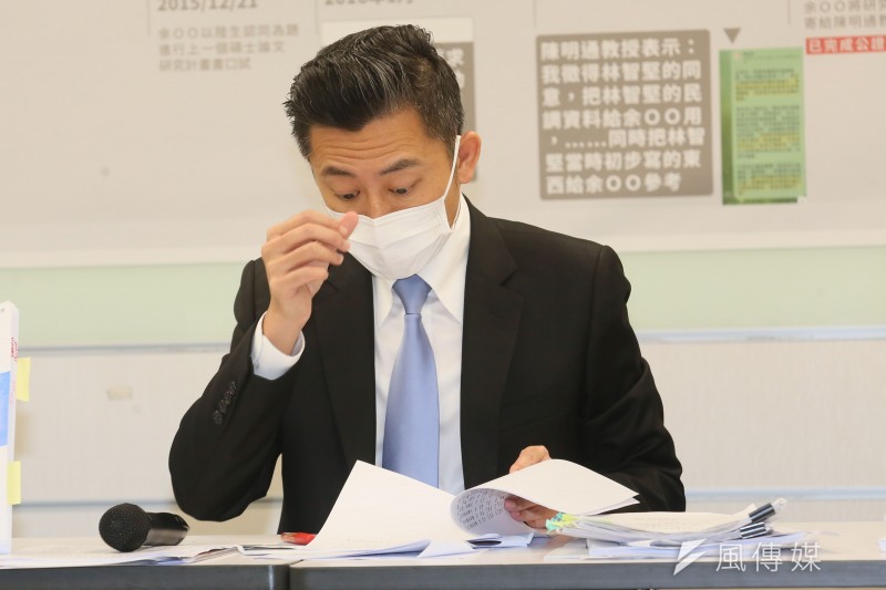 20220724-民進黨桃園市長參選人林智堅24日舉行記者會,說明自己的碩士論文 。(柯承惠攝) 20220724-民進黨桃園市長參選人林智堅24日舉行記者會,說明自己的碩士論文 。(柯承惠攝)