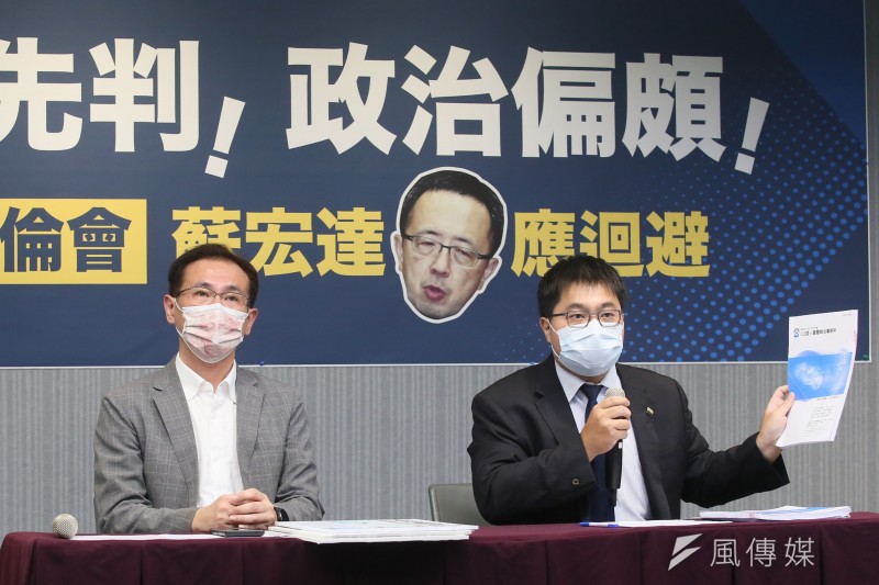 20220725-立委鄭運鵬(左)、民進黨桃園市長參選人林智堅委任律師黃帝穎(右)25日出席「未審先判!政治偏頗!台大學倫會 蘇宏達應迴避」記者會。(柯承惠攝) 20220725-立委鄭運鵬(左)、民進黨桃園市長參選人林智堅委任律師黃帝穎(右)25日出席「未審先判!政治偏頗!台大學倫會 蘇宏達應迴避」記者會。(柯承惠攝)
