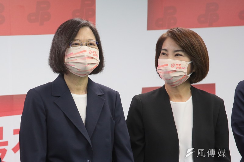 20220907-總統蔡英文（左）、屏東縣長參選人周春米（右）7日出席民進黨「女力會做事」 形象影片公布記者會。（顏麟宇攝）