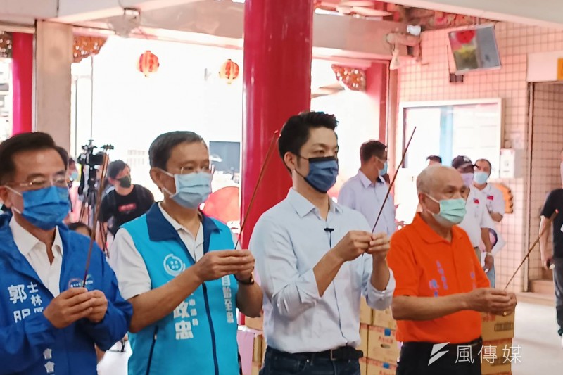 20221004-國民黨台北市長參選人蔣萬安(右二)4日參拜社子島坤天亭。(戴祺修攝) 20221004-國民黨台北市長參選人蔣萬安(右二)4日參拜社子島坤天亭。(戴祺修攝)